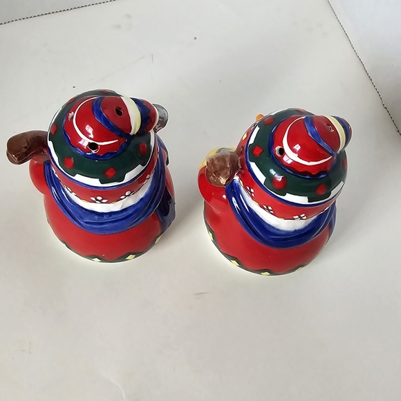 CHRISTMAS VILLAGE CERAMIC SNOWMAN WITH SKIS SALT AND PEPPER SHAKERS CHRISTMAS - Picture 7 of 9